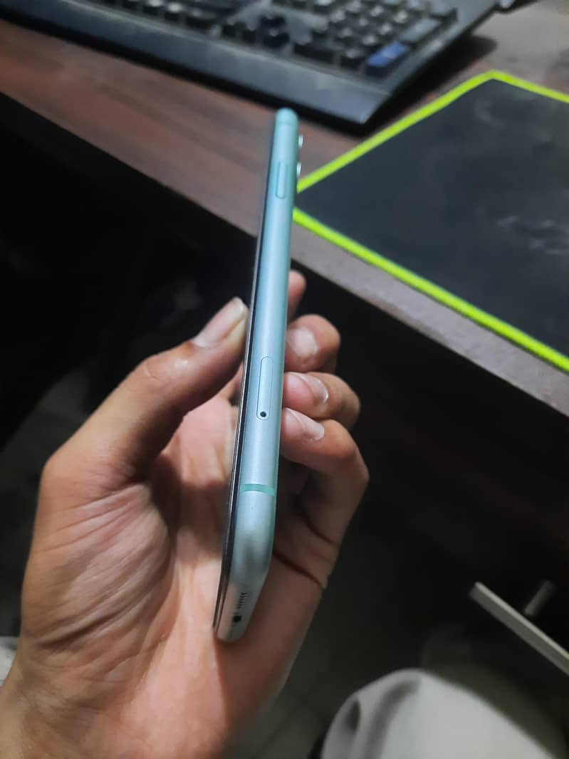 Apple iPhone 11 4