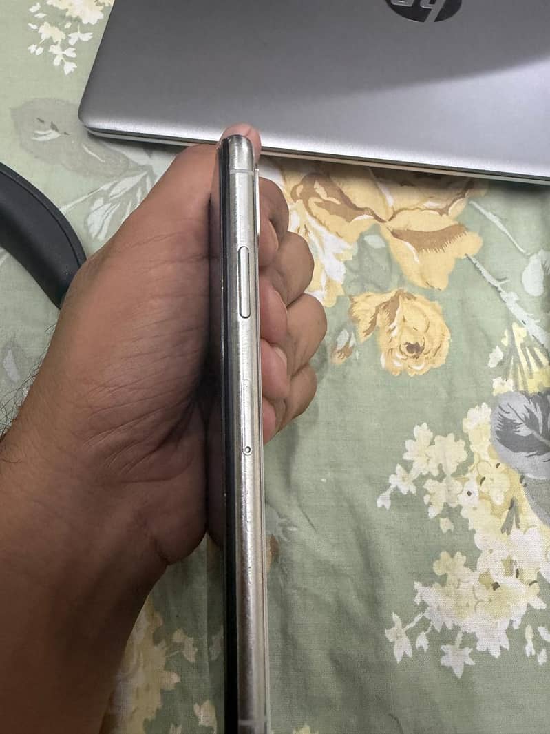 Apple iPhone X 4