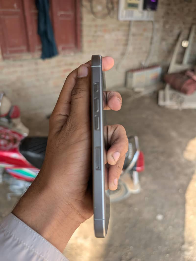 Apple iPhone 16 Pro 2