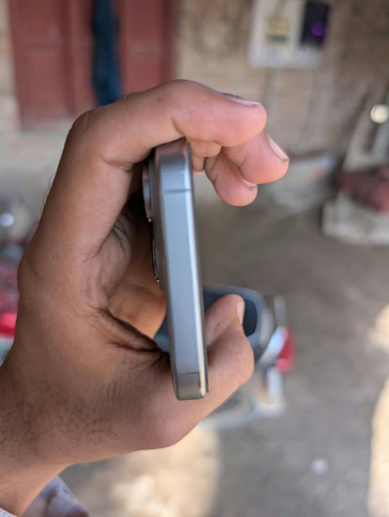 Apple iPhone 16 Pro 3