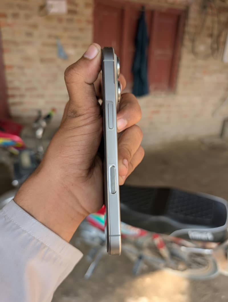 Apple iPhone 16 Pro 5