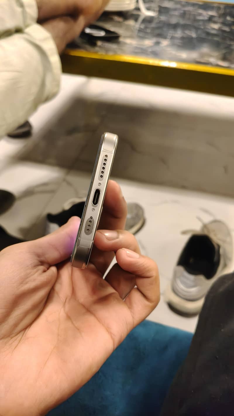 Apple iPhone 15 Pro Max 5