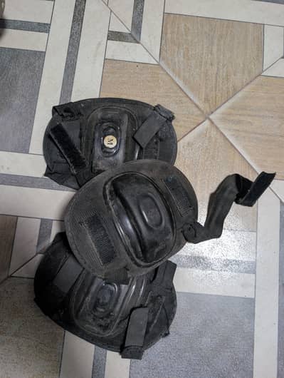 skating shoe with safety knees