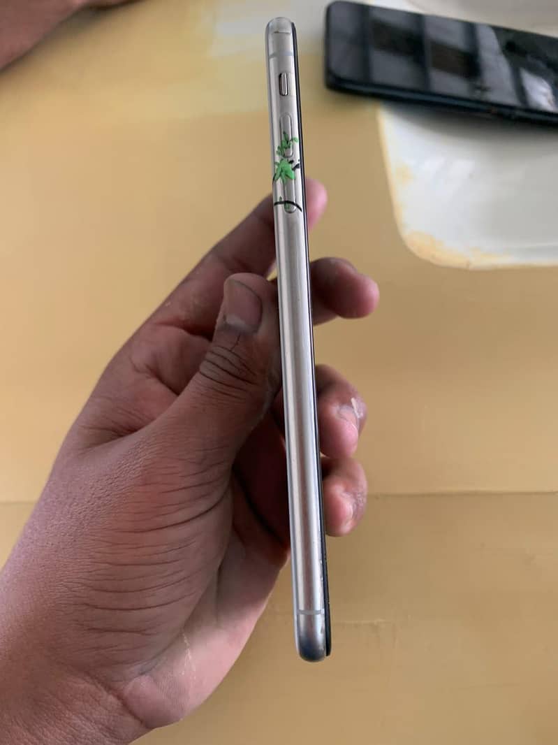Apple iPhone XS Max 4