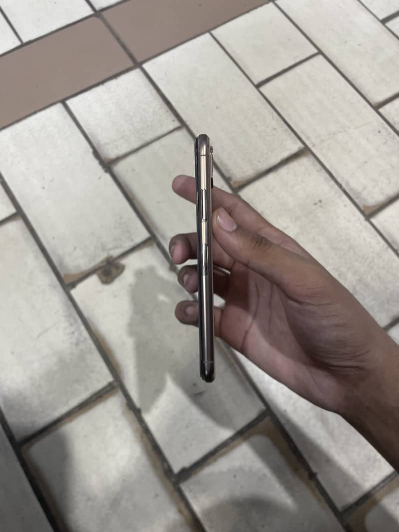 Apple iPhone XS 3