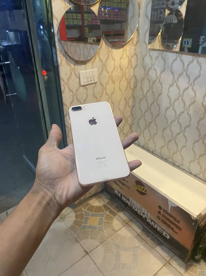 Apple iPhone 8 Plus 3