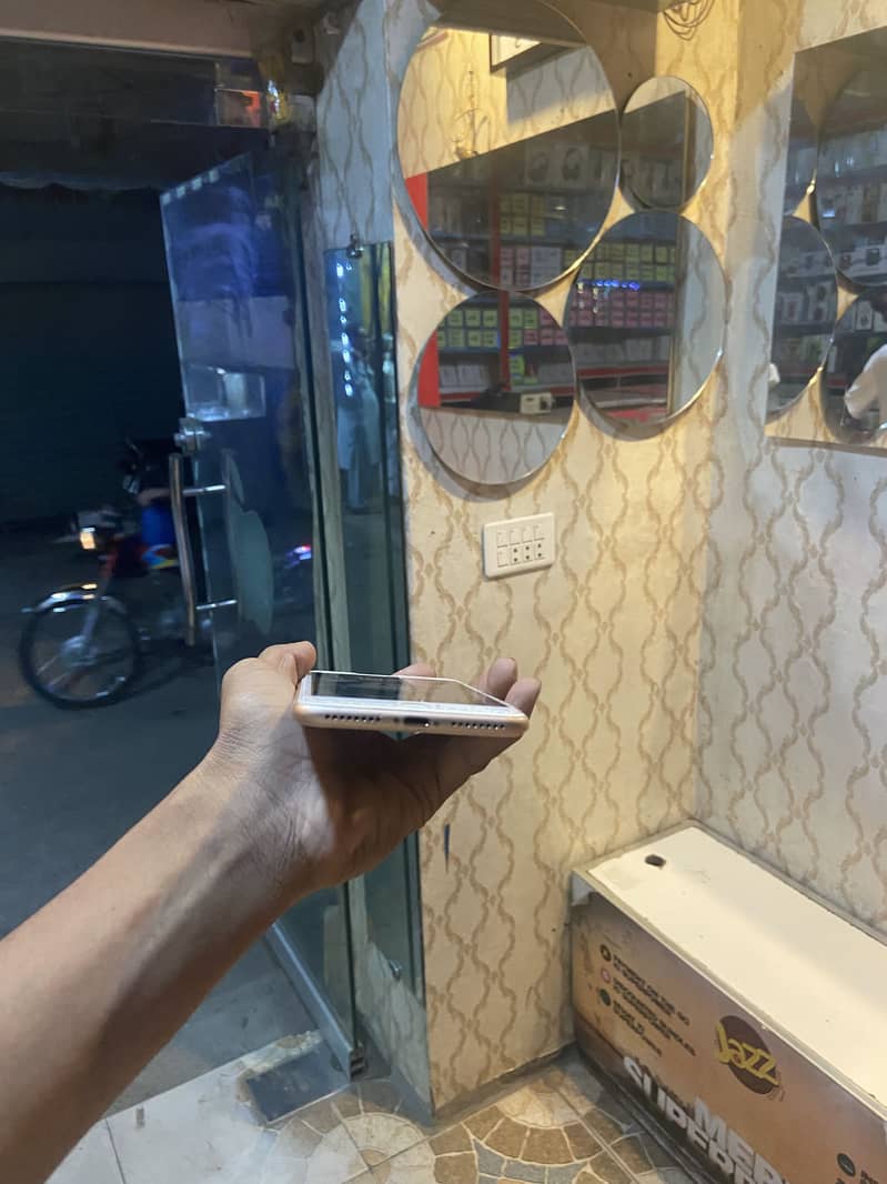 Apple iPhone 8 Plus 4