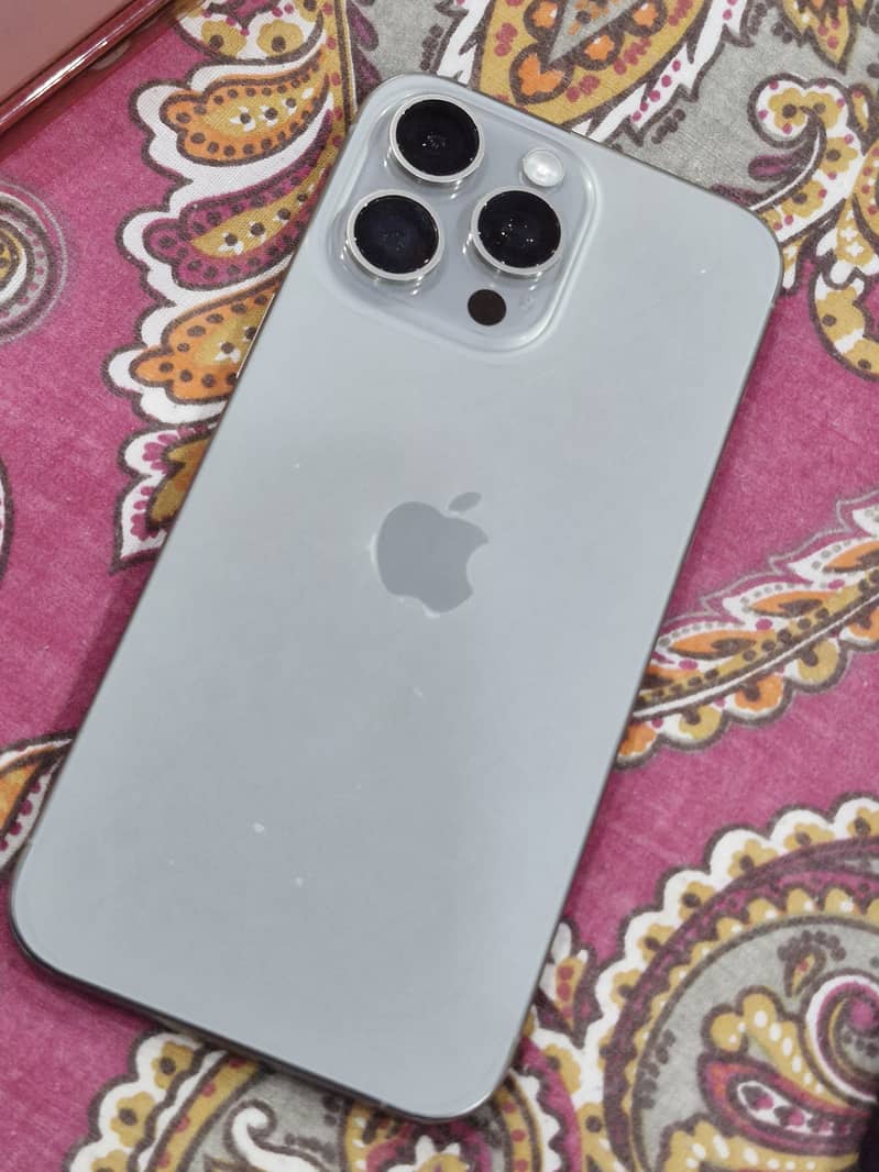 Apple iPhone 15 Pro Max 3