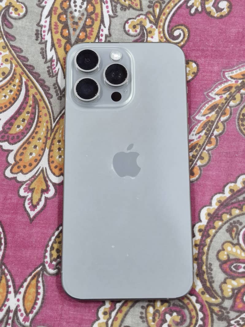 Apple iPhone 15 Pro Max 4