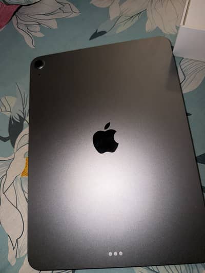 iPad Air m4 11 inch - 0 cycle count  just open