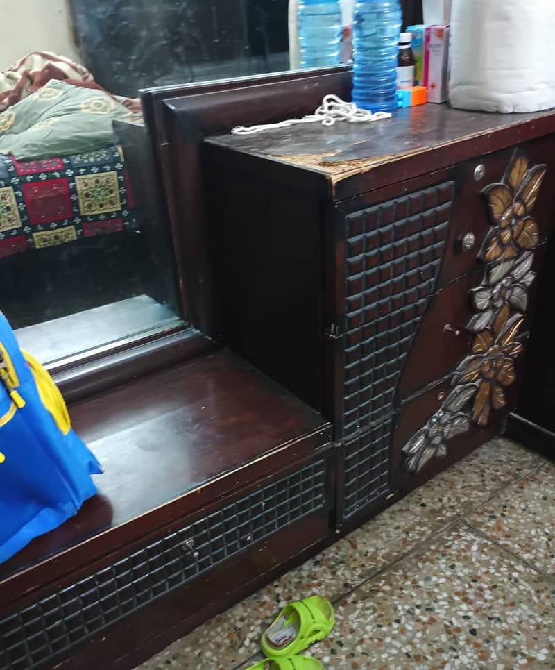 King Bed with side table Dressing 1