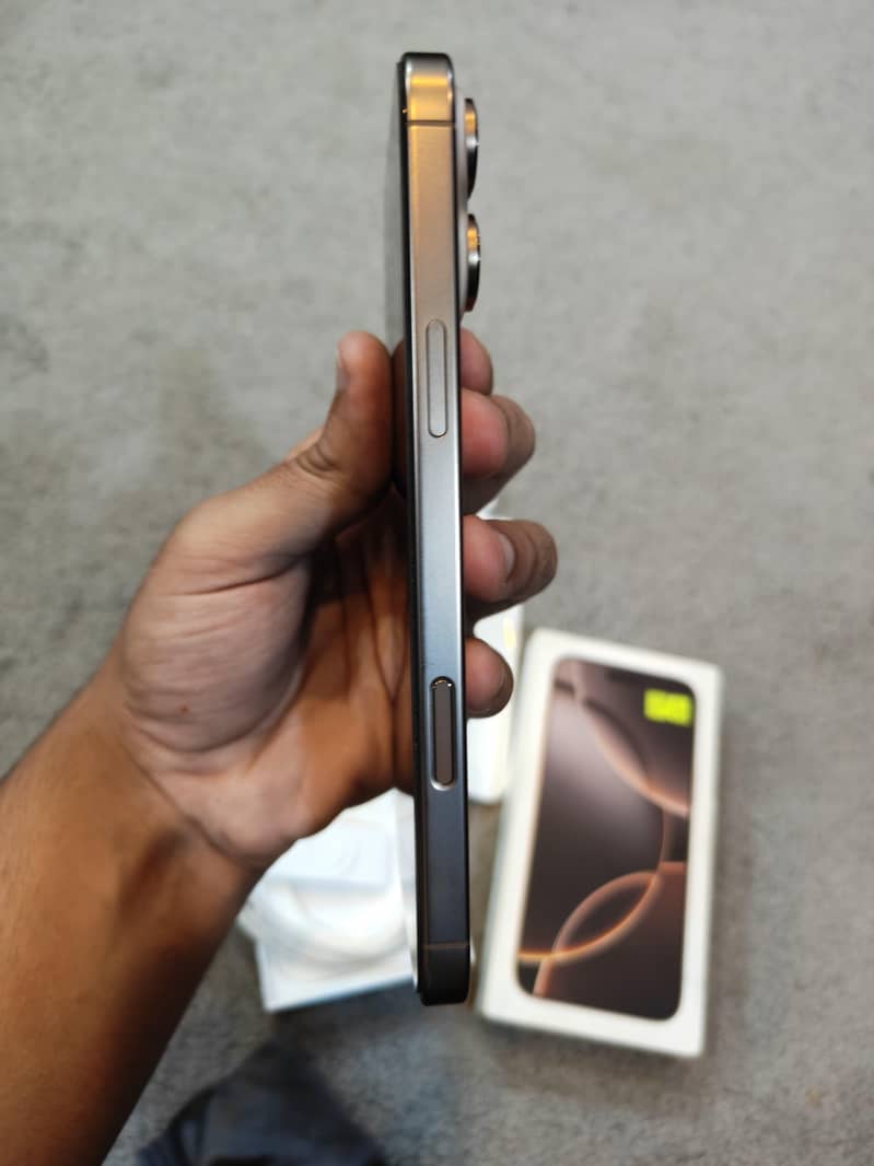 Apple iPhone 16 Pro Max 2