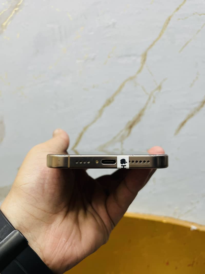 Apple iPhone 16 Pro Max 3