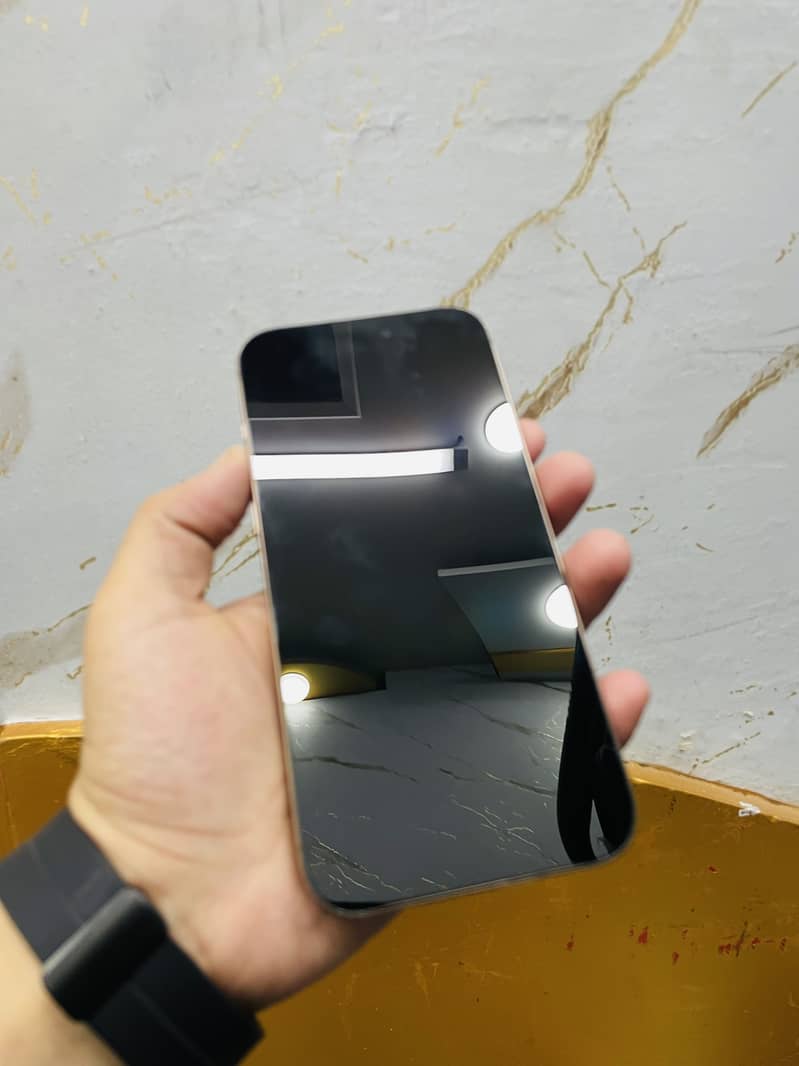Apple iPhone 16 Pro Max 4