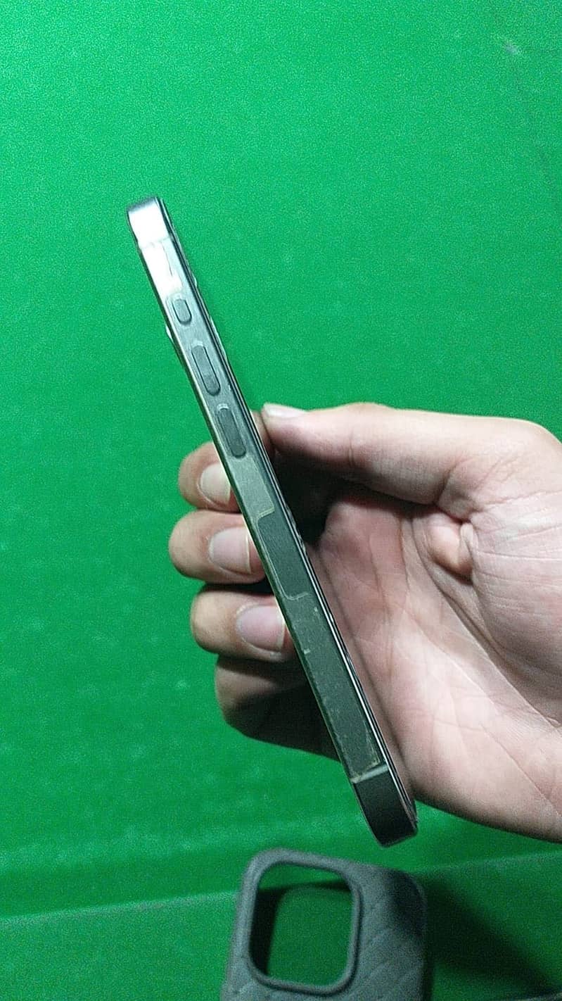 Apple iPhone 15 Pro 4