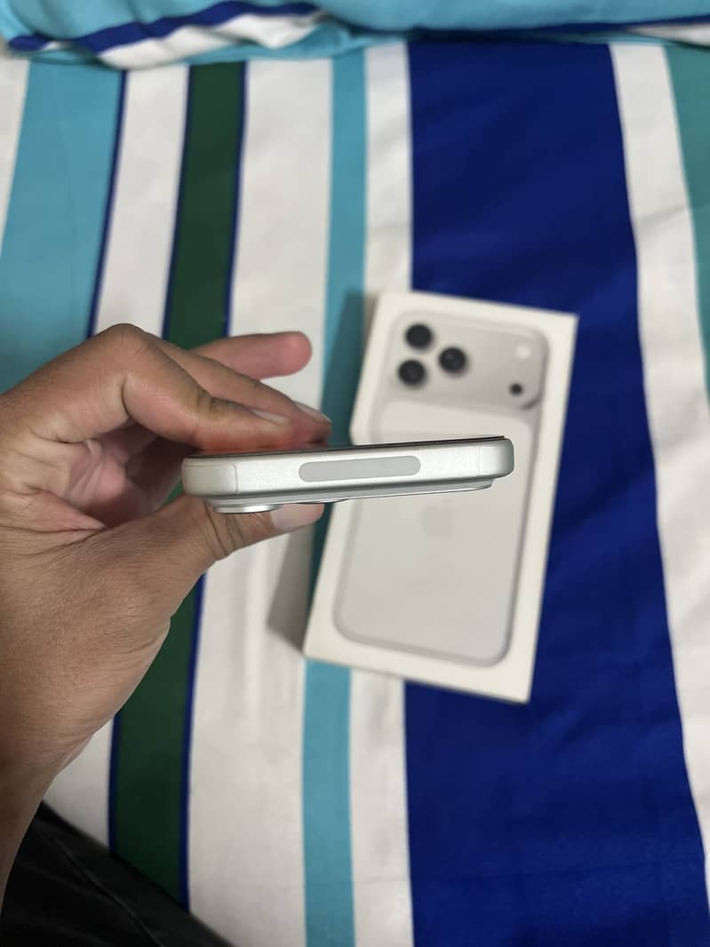Apple iPhone 17 Pro Max 3