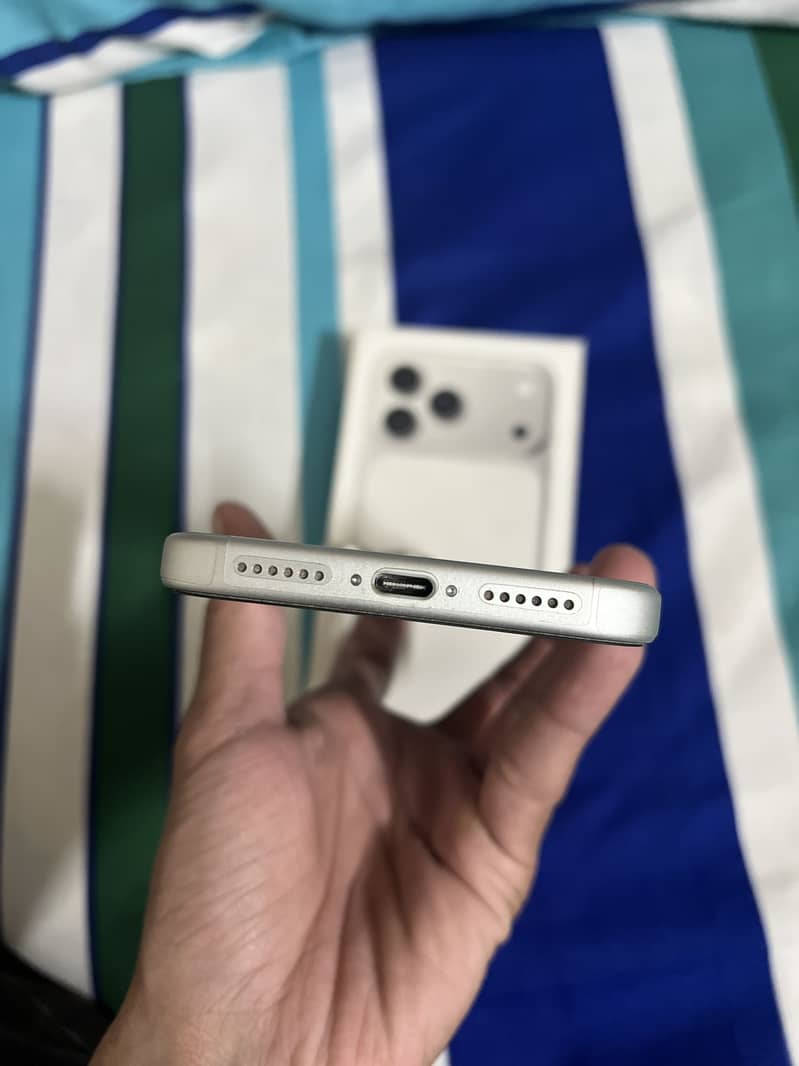 Apple iPhone 17 Pro Max 4