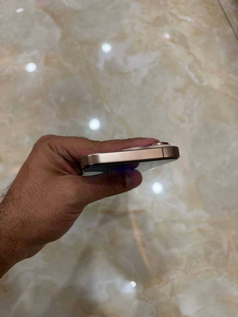 Apple iPhone 16 Pro 8
