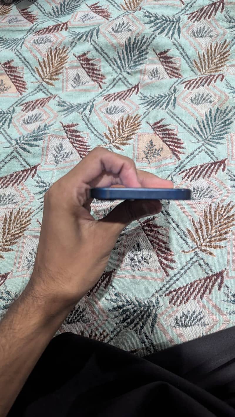 Apple iPhone 12 4