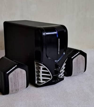 bohat clear bass hai Sath ik speaker hai Jo jhankar awaz ma madad deta