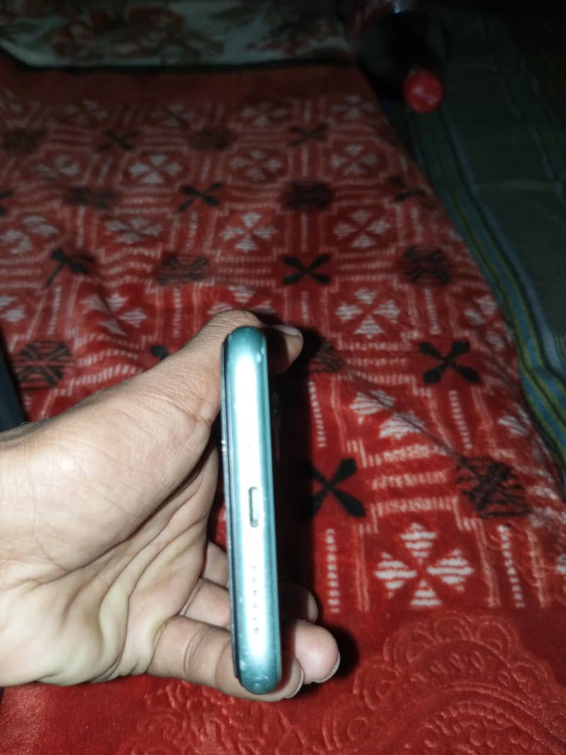 Apple iPhone 11 3