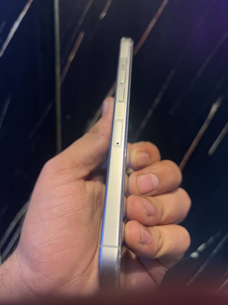Apple iPhone 16 Pro Max 2