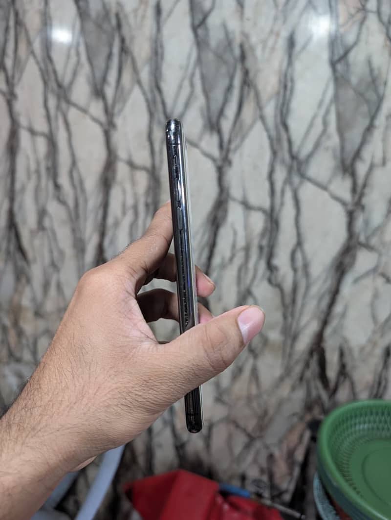 Apple iPhone XS Max 4