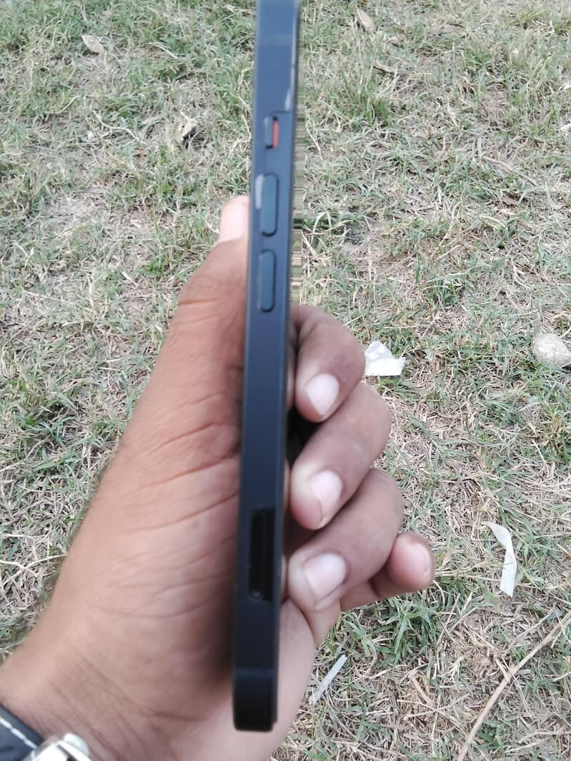 Apple iPhone 13 5