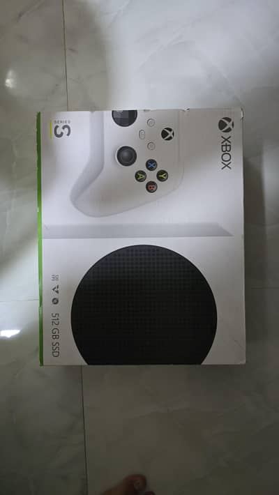 Xbox series s with complete accessories and box in new condition