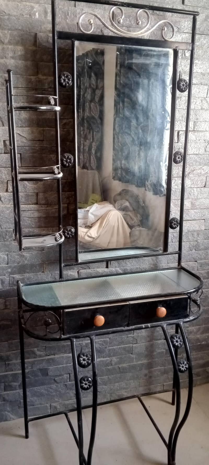 iron dressing table 1
