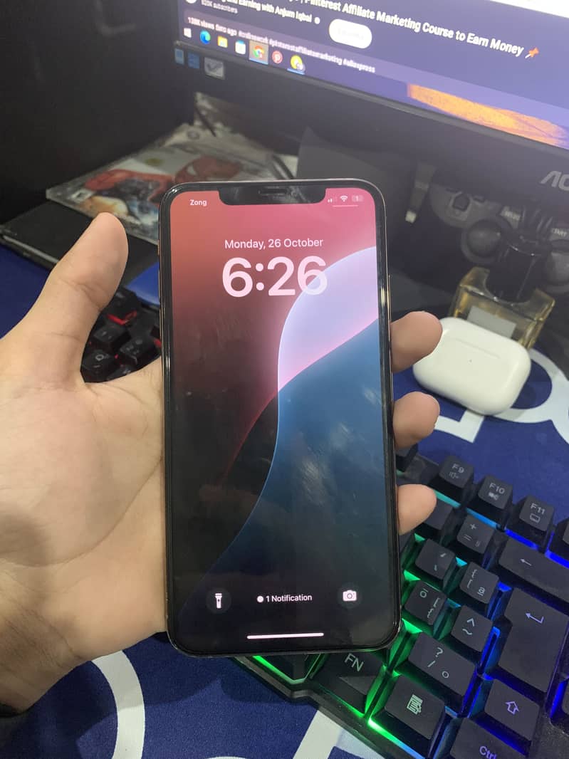 Apple iPhone XS Max 4
