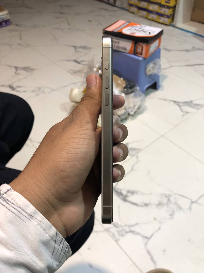 Apple iPhone 15 Pro Max 4