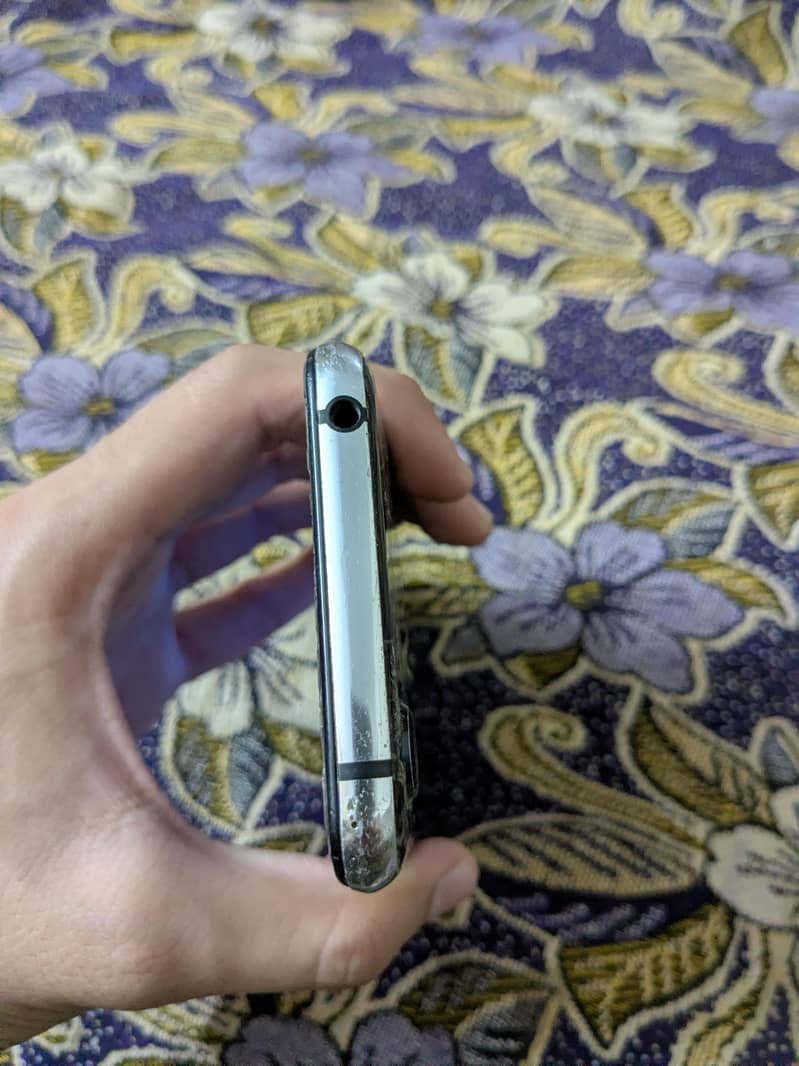 Sharp Aquos R2 3