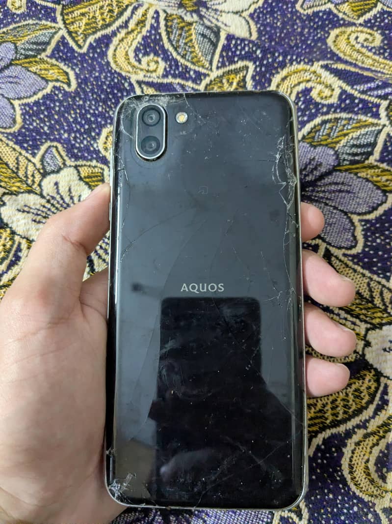 Sharp Aquos R2 4
