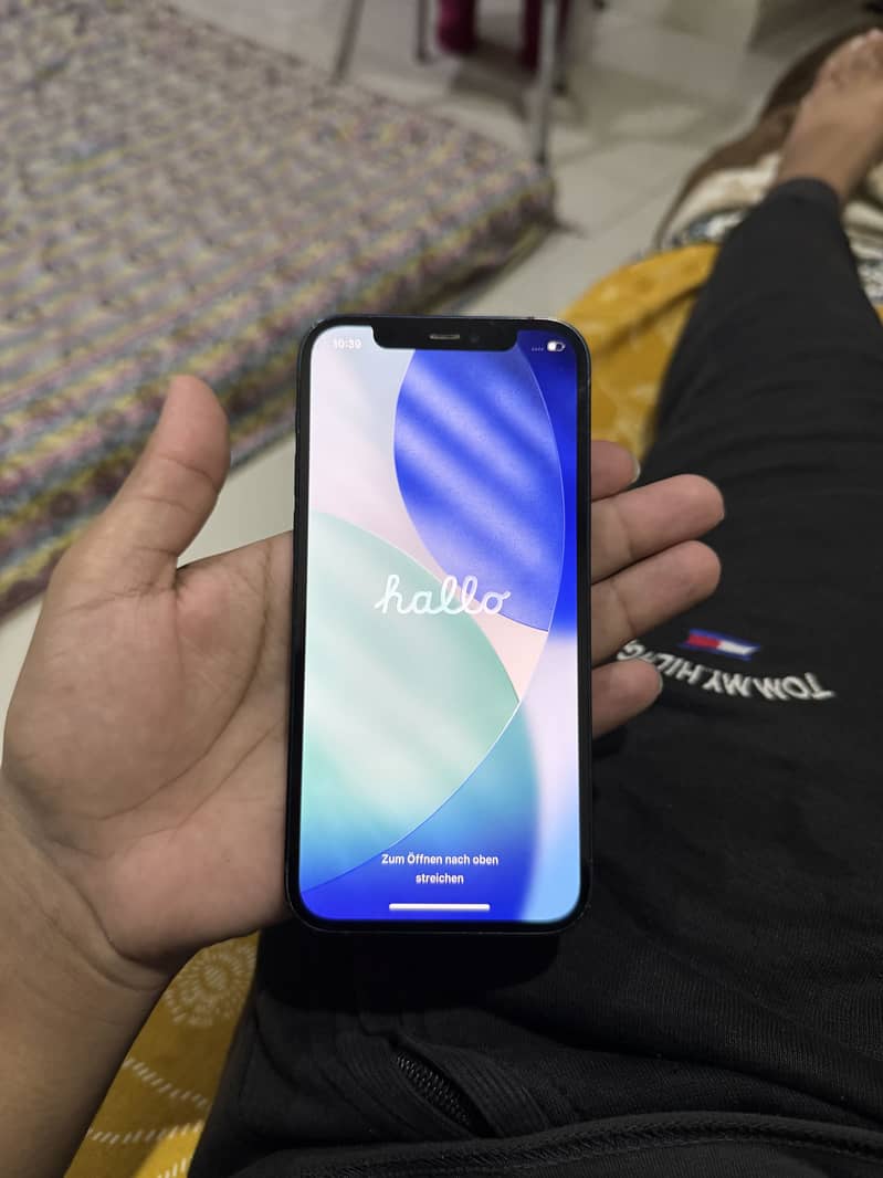 Apple iPhone 12 4