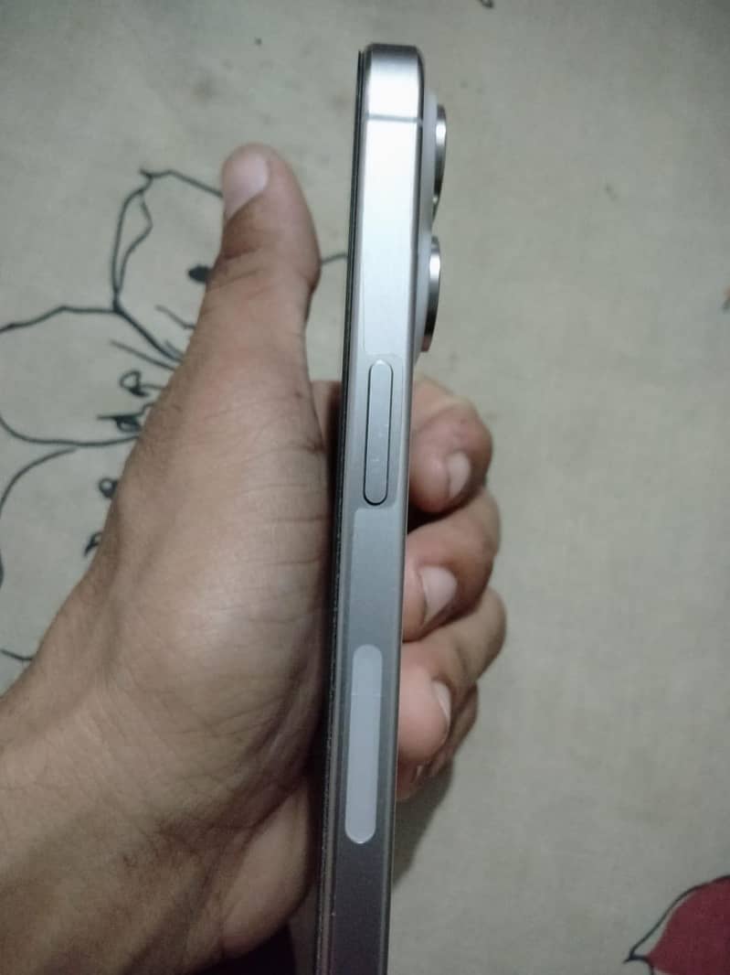 Apple iPhone 15 Pro 4