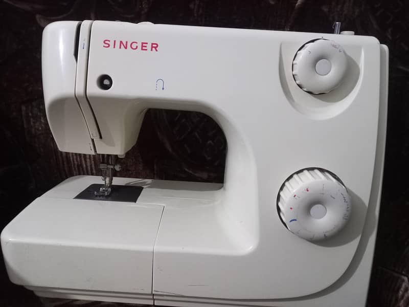 Singer 8280 Compact Mechanical Sewing Machine 0