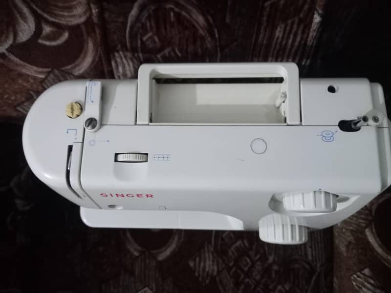 Singer 8280 Compact Mechanical Sewing Machine 1