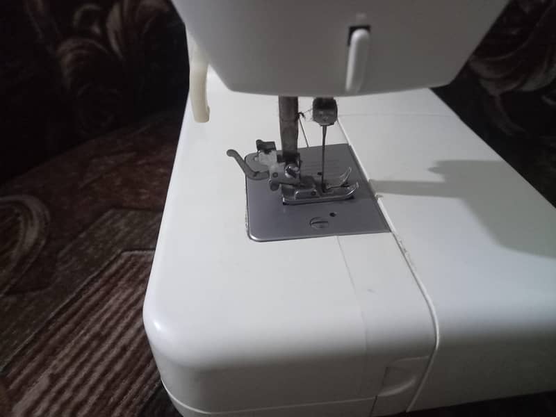 Singer 8280 Compact Mechanical Sewing Machine 2