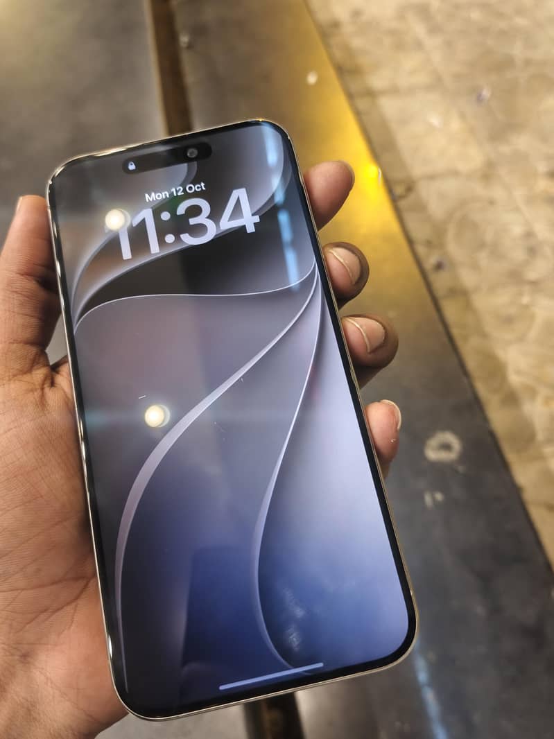 Apple iPhone 15 Pro Max 4