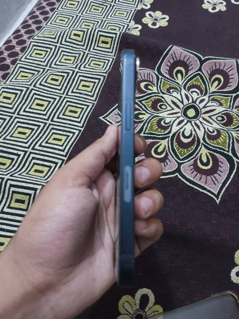 Apple iPhone 13 5
