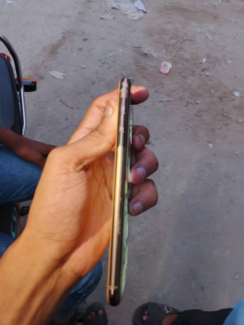 Apple iPhone XS Max 1