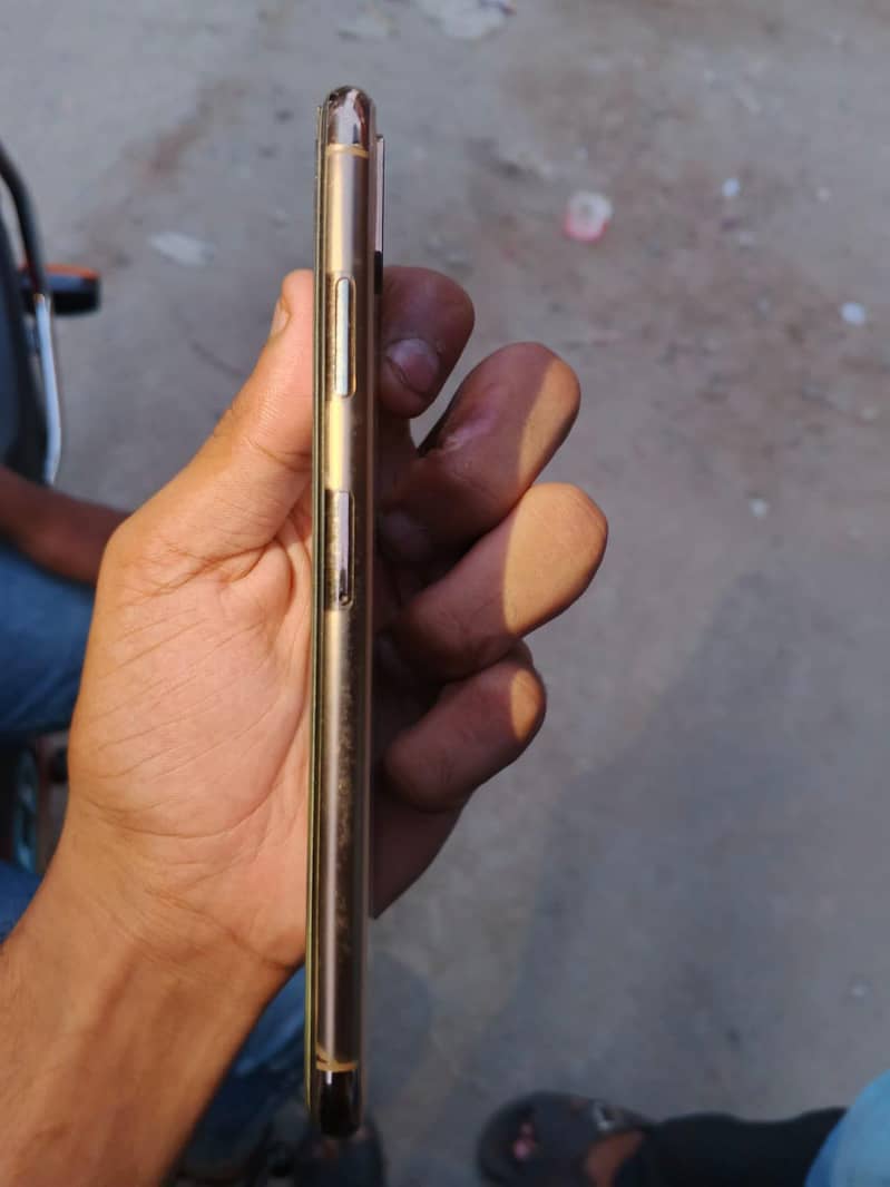 Apple iPhone XS Max 3