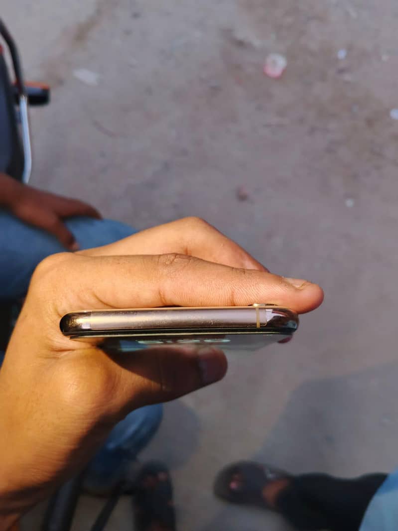 Apple iPhone XS Max 4
