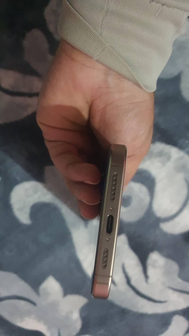 Apple iPhone 16 Pro Max 3