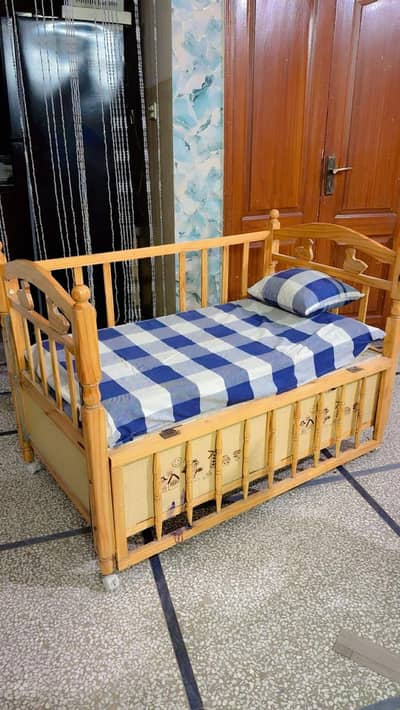 selling a cot that is used for babies also with a mattress and  pillow
