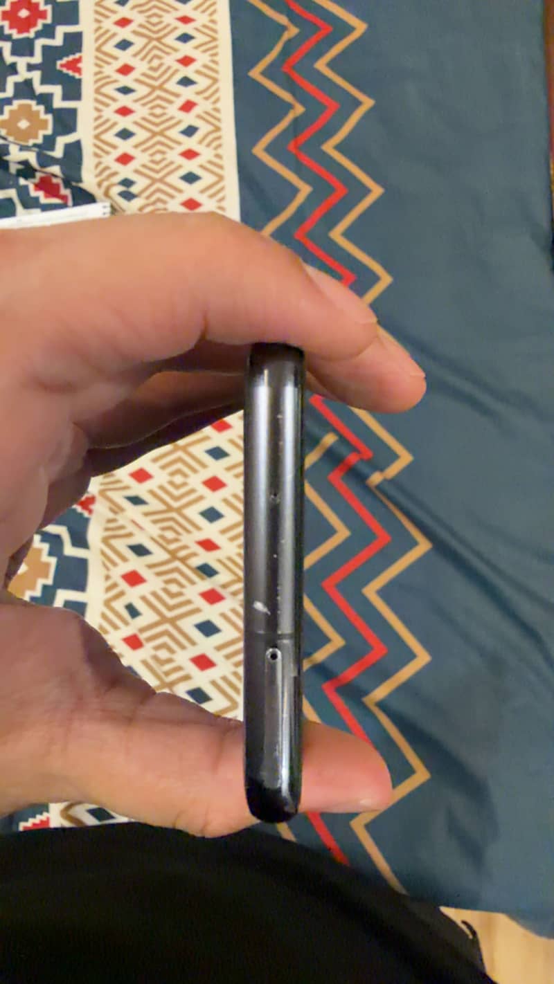 Samsung Mobile S10e 1