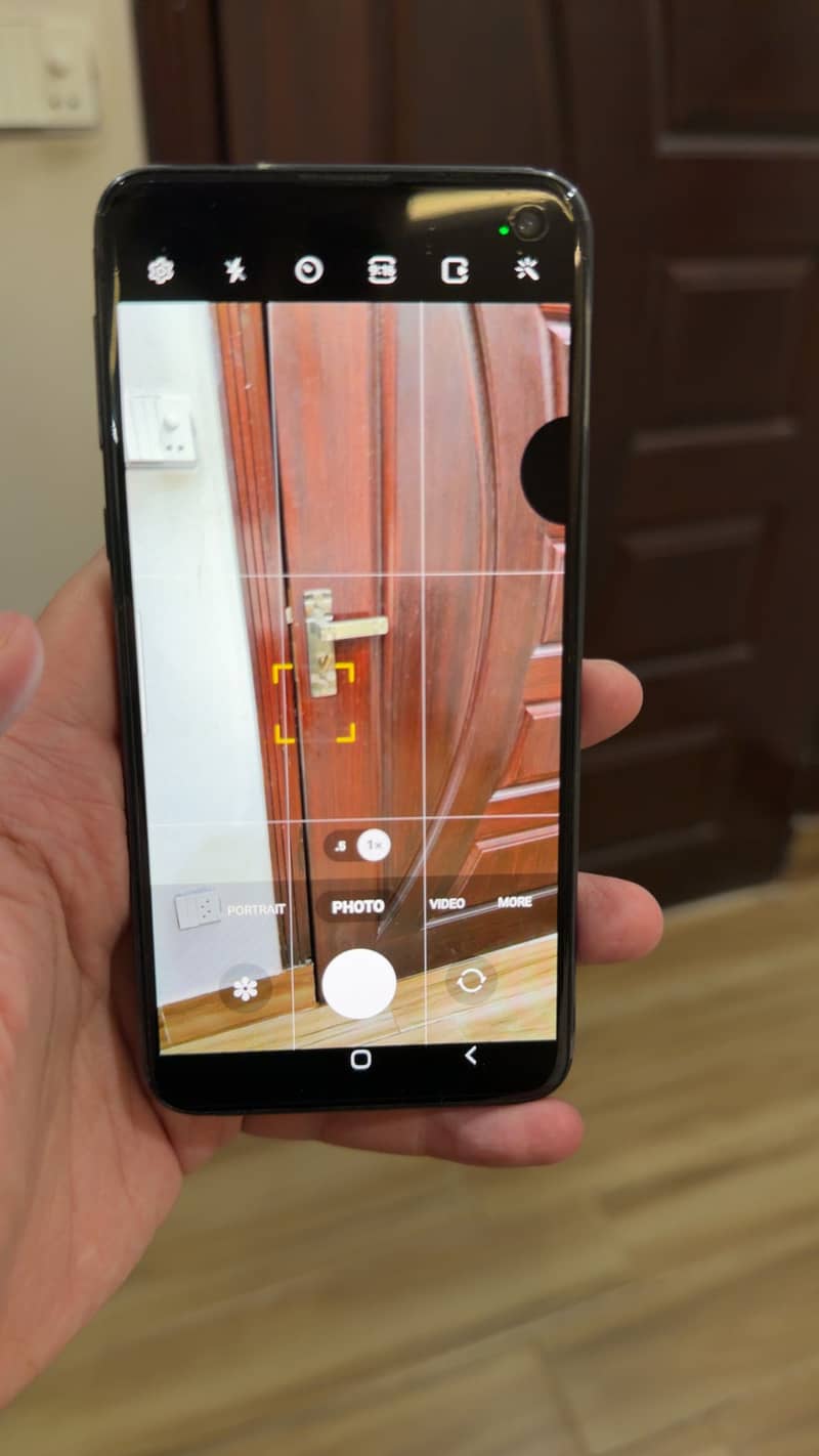 Samsung Mobile S10e 7