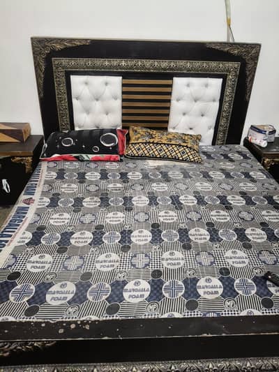 use bed and side tabel with showcase