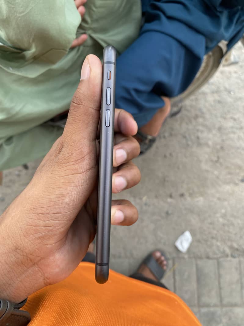 Apple iPhone 11 3